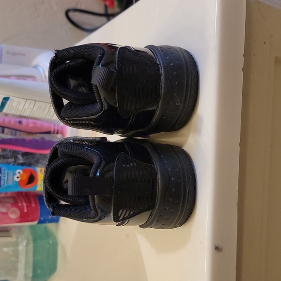 Black jordan shoes toddler 4c - Picture 3 of 5